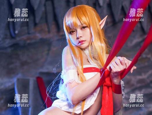 Hachi小芭 Hachi小芭合集:职业装里的小心机,能把枯燥搬到台面上。