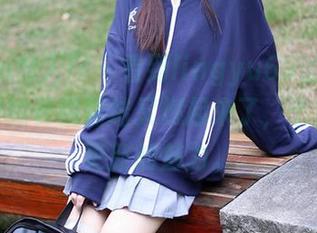 Xiuren秀人网 – 看到lingyu69的美图更新，我的长腿情结又燃起来了，毕竟这是更新的魅力。