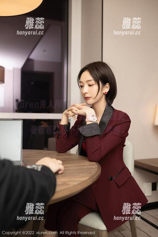 Xiuren秀人网 - 这套王馨瑶Yanni的御姐作品，我命名为“我的心在发光”，看着看着就移不开眼了，哈哈。