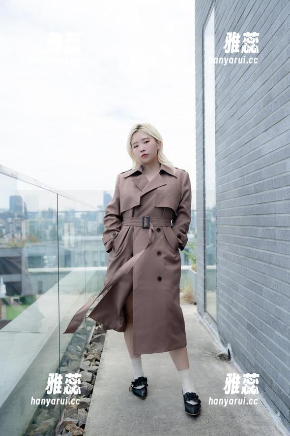 图包里的Yuna(윤아)：职业装不等于乏味，快来瞧瞧！