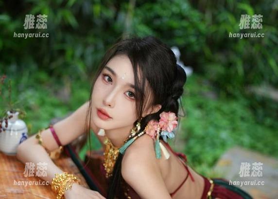 余多多Dudu 溅起涟漪的印象:余多多Dudu泳池COS,图包邀你泳出风采