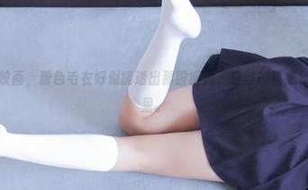 在线兔玩映画，粉色毛衣好似能透出那股暖意，白丝的诱惑就藏在细节里。