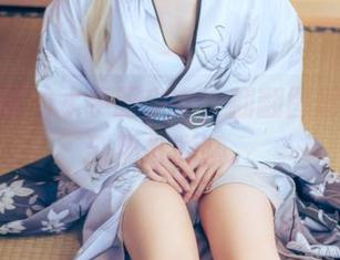 兔玩映画的水手服少女，翻翻图册就能感到那份腼腆。