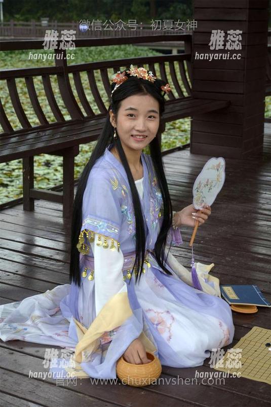 初夏女神-依依 初夏女神 - 实习的依依,高清图库里爆发出的邻家气息。