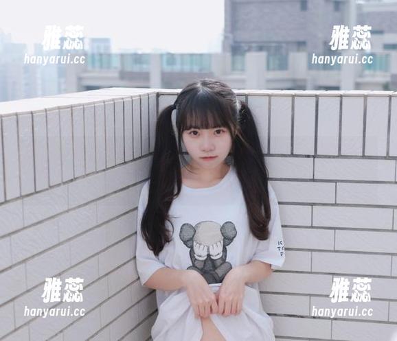 可可小白兔 最新原图透视:可可小白兔与“死库水”的微妙气氛,嘿嘿!
