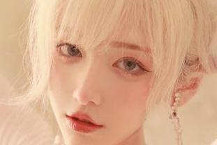啾小妍和她的金发芭比，高清写真里有种“不小心看到了”的暧昧。