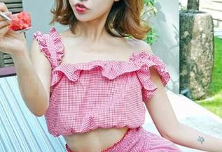 嗲囡囡 – 背景中那朵小花和芷儿Momoko的高清和服照，有一种说不出的默契呢。