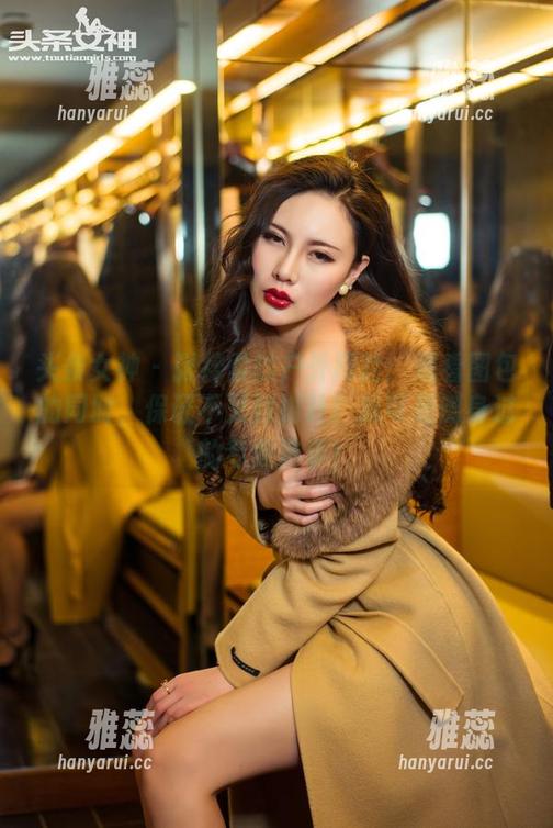 头条女神-张梓柔 头条女神 - 张梓柔的户外探险:观看图包的同时,保证不叉到树叶!我可是侧身过的专业选手!