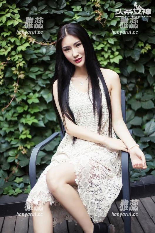 头条女神-张蓝欣 头条女神 - 张蓝欣的纯白,谁说只适合冬天?原图看过来,抗拒不了的纯净风!