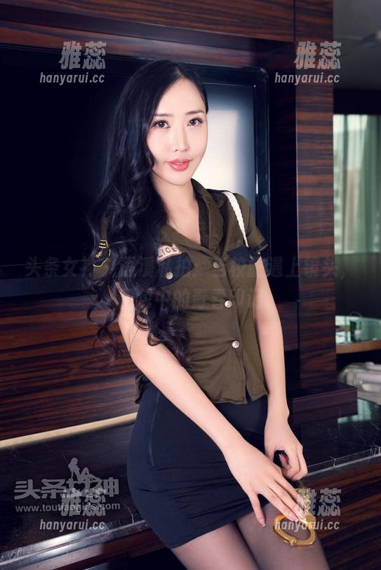 头条女神-语溪 头条女神 - 语溪私拍:当校服遇上镜头,图包中的青春印记