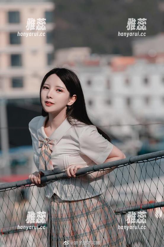 妍子坚不可摧 妍子坚不可摧在新照片里和高跟鞋的亲密接触,更新其实只是借口?