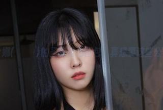 哈哈，宋哈娜(송하나)的圣诞蓝色图包，真想要这些公仔带回家！