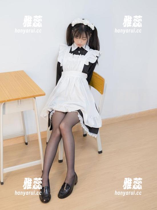 少女秩序 少女秩序的沙发过膝黑丝套图,皮肤的柔软与黑丝的触感,好吧我开始自问自答了