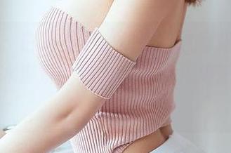 尤蜜荟 – 白色图包，沈蜜桃这穿搭稍微能给人种冰淇淋的想象，有点儿掉进了甜蜜的梦…