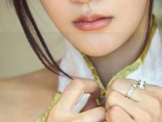 推女郎 – 艾栗栗——一边咬薯片，一边看日常图片，完全看不懂的和谐！