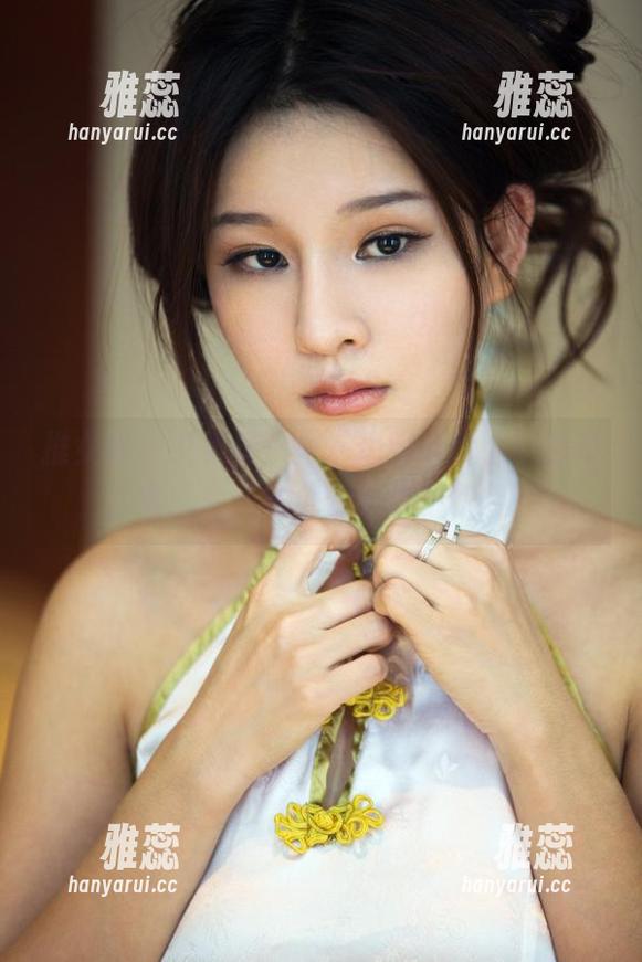 推女郎 - 艾栗栗——一边咬薯片，一边看日常图片，完全看不懂的和谐！