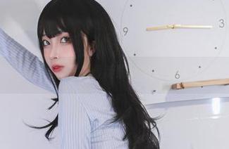 杏仁曲奇是话题女王，最新瑜伽姐姐姿势让人分神了！
