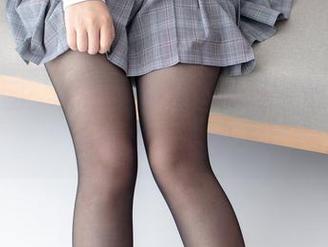 森萝财团：楼梯间的黑丝小妹，谁不想来一张爱心照啊？