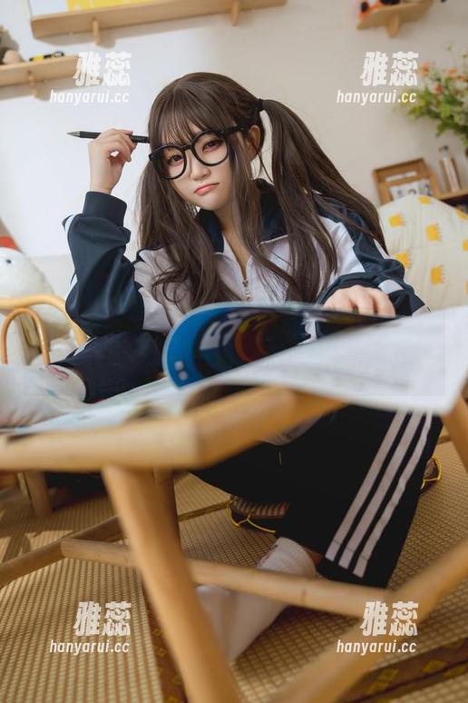 神沢永莉 再也不怕冻了,神沢永莉毛衣牛仔裙与黑丝的不和谐对决。