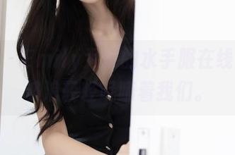 秀人网 – Emily尹菲的水手服在线航行，波浪轻轻呢喃着我们。