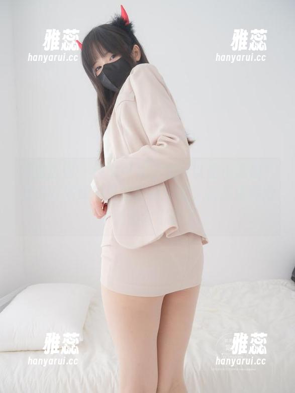 紧急企划-见希w 紧急企划 - 谁说可爱的也可以是小恶魔?见希w演绎的黑丝皮裙搭配,在高清美图中悄悄勾引你。