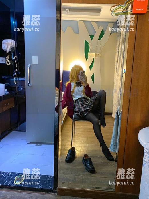 无意间的专注，芋圆侑子和她的PA15自拍。