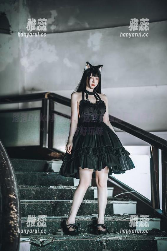 落落Raku真会选，这些校服的免费图片得好好玩味