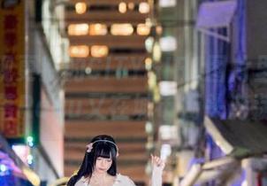 突然发现更新的CITYGIRL图片里藏着些啥，落落Raku又在城市街头游荡了呢。