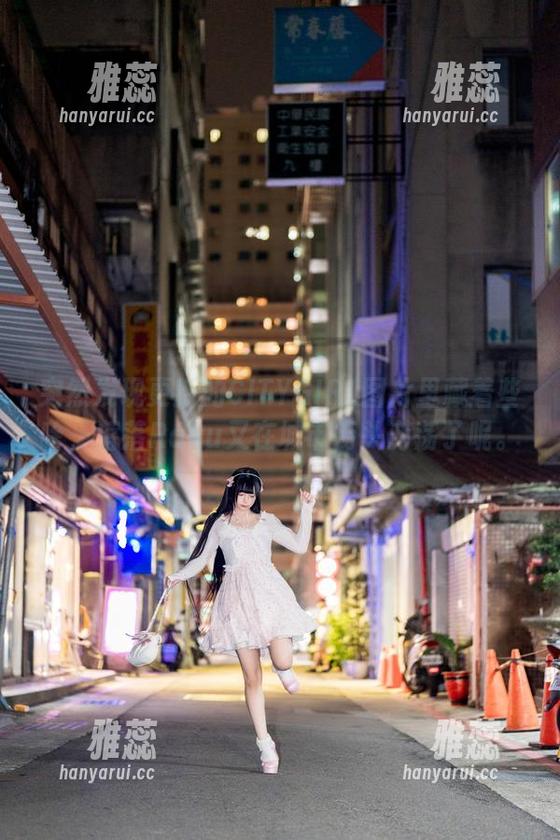 突然发现更新的CITYGIRL图片里藏着些啥，落落Raku又在城市街头游荡了呢。