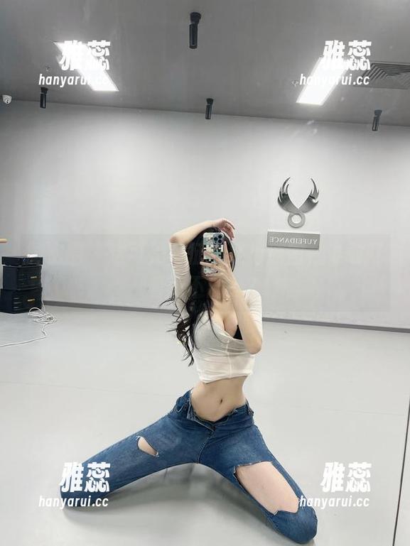 葛征 微密圈 - 这可是葛征的红裙原图,谁敢盯着看不出神?