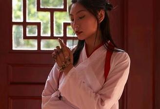 蜜桃社 – 私拍小魔女lily带你入草原：美图里的奶牛真的很会pose！