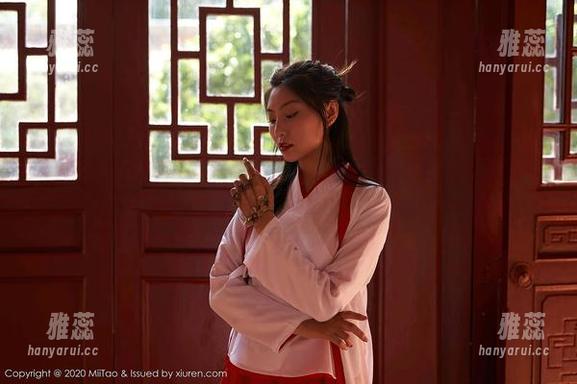 蜜桃社-小魔女lily 蜜桃社 - 私拍小魔女lily带你入草原:美图里的奶牛真的很会pose!