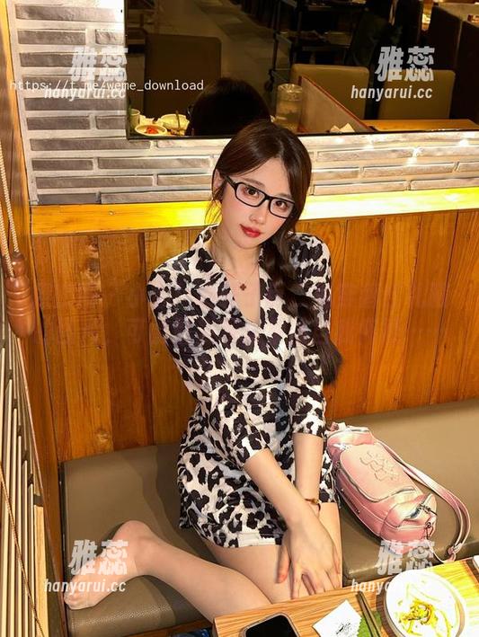微密圈 - 小心！看轩子巨二兔穿酒红礼服的图片，可能引发观众集体自我怀疑……