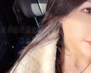 微密圈 – 壁纸界的校服女神金希儿，穿上之后我也偷偷练习举着书本的姿势！