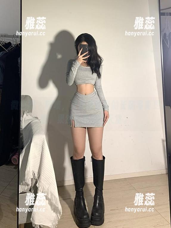 微密圈 - 啧啧，又是陈佩奇的长腿写真更新，果然是腿控的天堂。