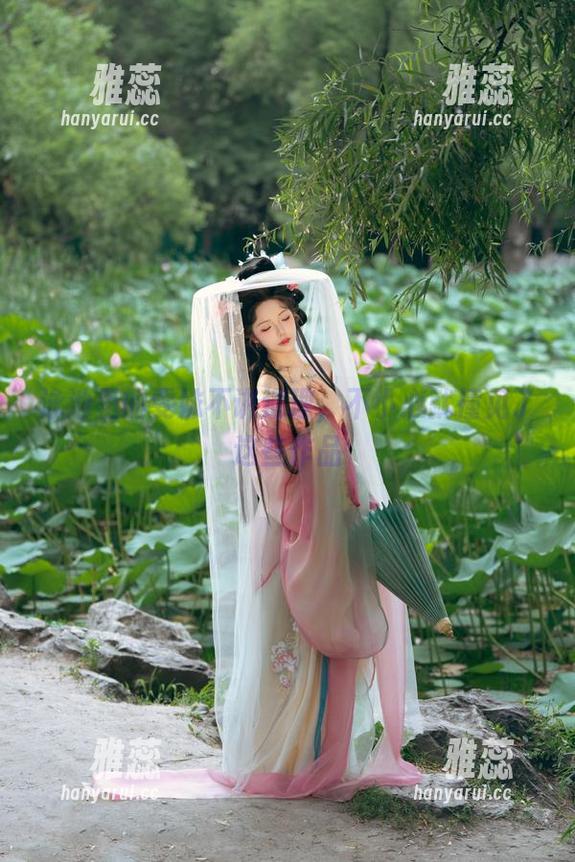 雯妹不讲道理 泳池里的雯妹不讲道理,不小心就撞见了这些作品