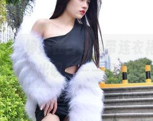 魔镜街拍 – 婷婷在白色吊带连衣裙下，黑丝美腿发出叹息——图片曝光！