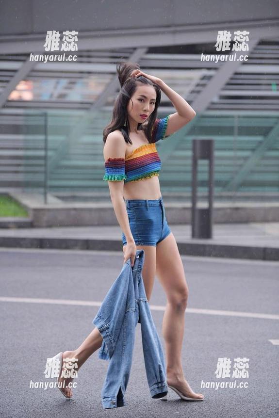 魔镜街拍-玲玲 魔镜街拍 - 玲玲的私拍:在一个人的车展上,谁在看谁呢?