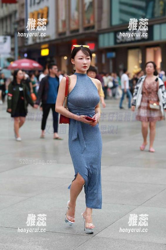 魔镜街拍：微胖的女孩用牛仔短裙重新定义美图，真不可思议！